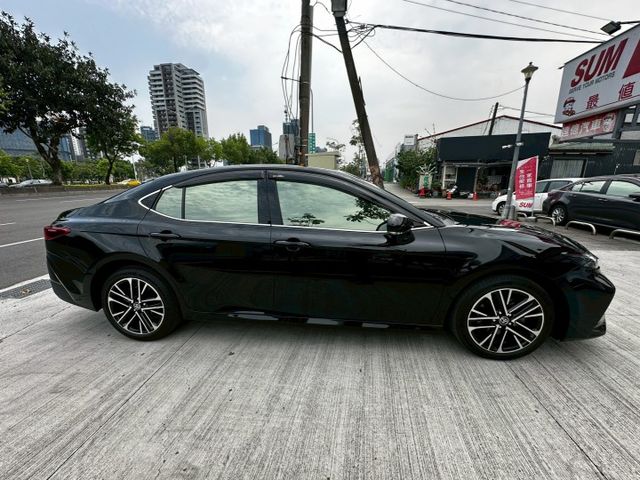 ✨2025年 TOYOTA CAMRY 2.0旗艦版✨雙前座電動椅✨衛星導航✨倒車顯影✨里程保證✨實車實價  第8張相片