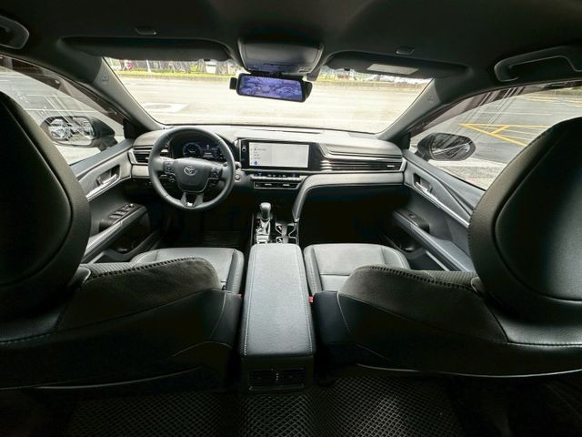 ✨2025年 TOYOTA CAMRY 2.0旗艦版✨雙前座電動椅✨衛星導航✨倒車顯影✨里程保證✨實車實價  第9張相片