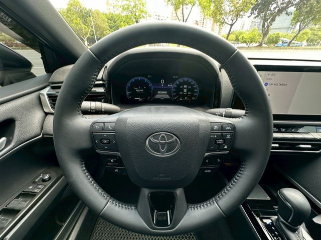 ✨2025年 TOYOTA CAMRY 2.0旗艦版✨雙前座電動椅✨衛星導航✨倒車顯影✨里程保證✨實車實價  第15張相片