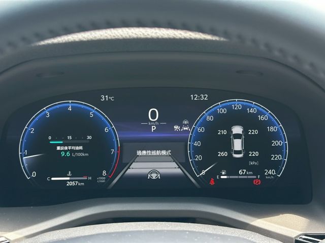 ✨2025年 TOYOTA CAMRY 2.0旗艦版✨雙前座電動椅✨衛星導航✨倒車顯影✨里程保證✨實車實價  第19張相片