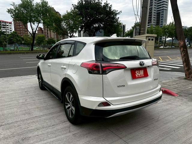 ✨2016年 TOYOTA RAV4 2.0 豪華版✨恆溫空調✨倒車顯影✨I-KEY✨駕駛座電動椅✨里程保證✨實車實價  第4張相片