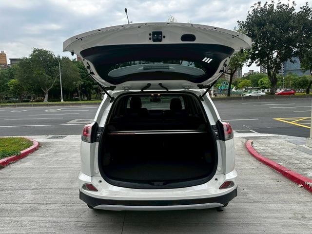 ✨2016年 TOYOTA RAV4 2.0 豪華版✨恆溫空調✨倒車顯影✨I-KEY✨駕駛座電動椅✨里程保證✨實車實價  第16張相片