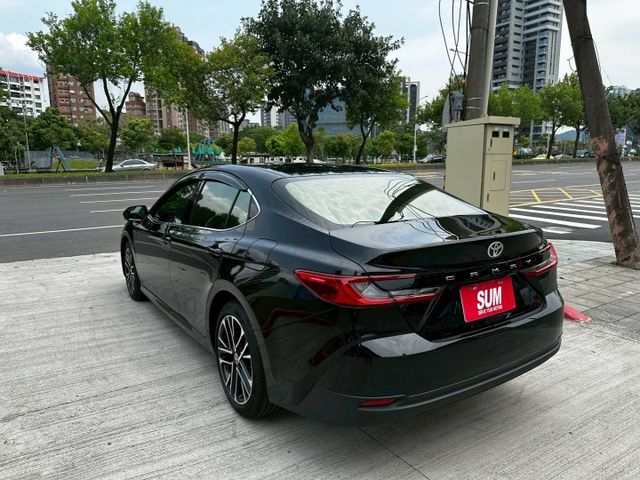 ✨2025年 TOYOTA CAMRY 2.0旗艦版✨雙前座電動椅✨衛星導航✨倒車顯影✨里程保證✨實車實價  第4張相片