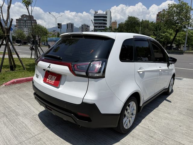 一手車 輕鬆型  電動尾門  環景影幕 純跑1萬9千公里  第5張相片