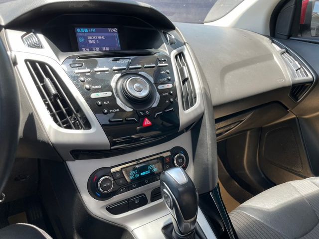 2.0S汽油運動型/雙前座賽車椅/里程跑少/天窗/雙區恆溫/定速巡航/循跡防滑/藍芽/斜坡起步輔助/光感應頭燈雨滴感應  第10張相片