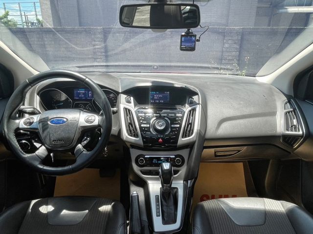 2.0S汽油運動型/雙前座賽車椅/里程跑少/天窗/雙區恆溫/定速巡航/循跡防滑/藍芽/斜坡起步輔助/光感應頭燈雨滴感應  第13張相片