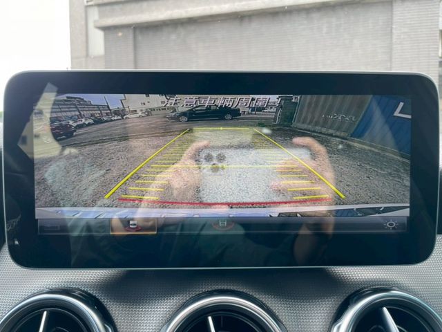 帥氣AMG外觀+夜色套件/211P動力充沛/LED頭燈/HK音響/盲點/全景天窗/換檔撥片/CARPLAY/雙前電熱椅  第10張相片