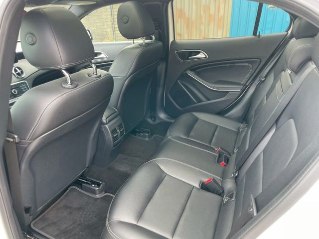 帥氣AMG外觀+夜色套件/211P動力充沛/LED頭燈/HK音響/盲點/全景天窗/換檔撥片/CARPLAY/雙前電熱椅  第14張相片