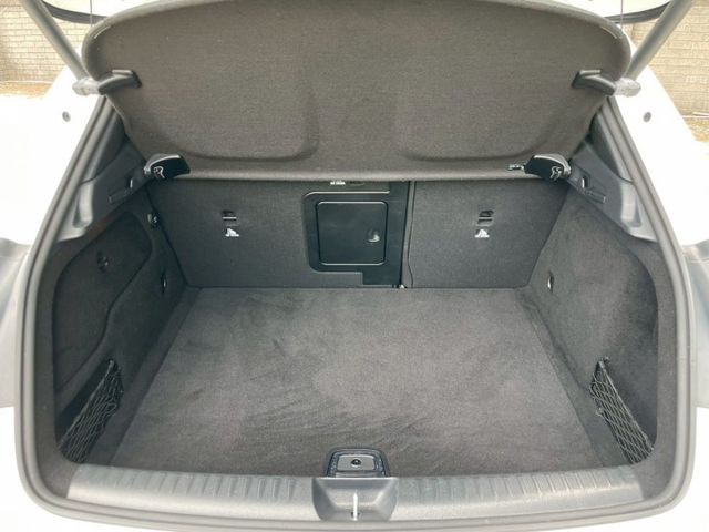 帥氣AMG外觀+夜色套件/211P動力充沛/LED頭燈/HK音響/盲點/全景天窗/換檔撥片/CARPLAY/雙前電熱椅  第15張相片