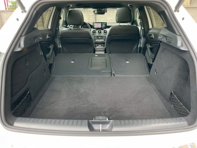 帥氣AMG外觀+夜色套件/211P動力充沛/LED頭燈/HK音響/盲點/全景天窗/換檔撥片/CARPLAY/雙前電熱椅  第16張相片