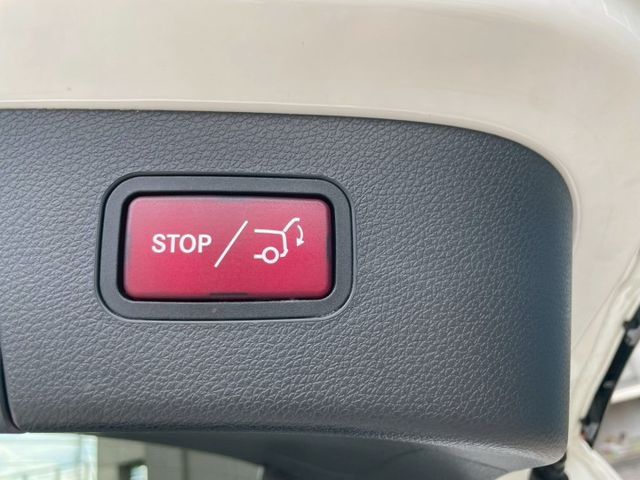 帥氣AMG外觀+夜色套件/211P動力充沛/LED頭燈/HK音響/盲點/全景天窗/換檔撥片/CARPLAY/雙前電熱椅  第17張相片