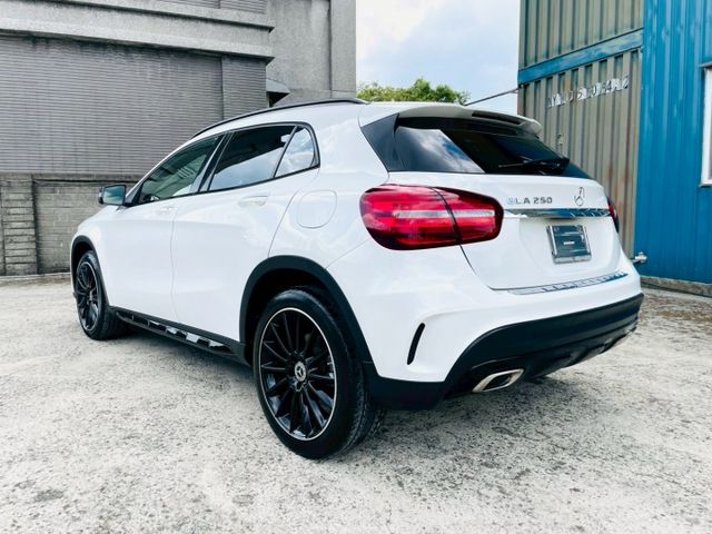 帥氣AMG外觀+夜色套件/211P動力充沛/LED頭燈/HK音響/盲點/全景天窗/換檔撥片/CARPLAY/雙前電熱椅  第18張相片