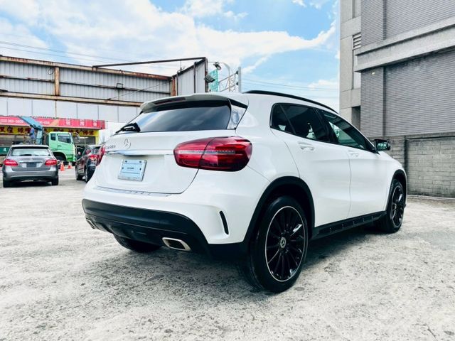 帥氣AMG外觀+夜色套件/211P動力充沛/LED頭燈/HK音響/盲點/全景天窗/換檔撥片/CARPLAY/雙前電熱椅  第19張相片