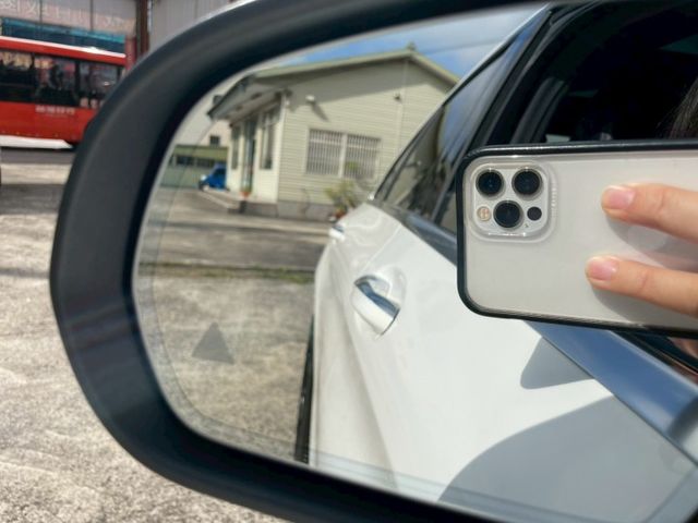 C300 4MATIC/AMG套件/IKEY摸門/全景天窗/柏林之音/換檔撥片/LED頭燈/盲點/導航/電熱椅/碰撞警示  第8張相片