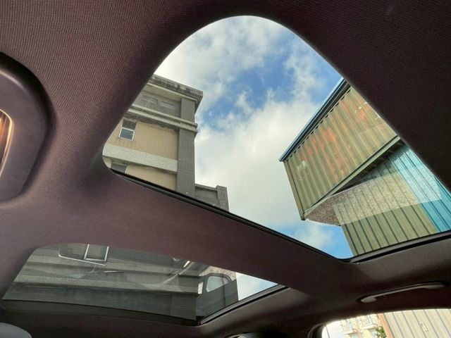 C300 4MATIC/AMG套件/IKEY摸門/全景天窗/柏林之音/換檔撥片/LED頭燈/盲點/導航/電熱椅/碰撞警示  第14張相片