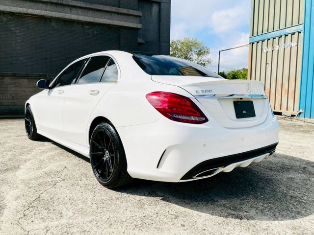 C300 4MATIC/AMG套件/IKEY摸門/全景天窗/柏林之音/換檔撥片/LED頭燈/盲點/導航/電熱椅/碰撞警示  第18張相片
