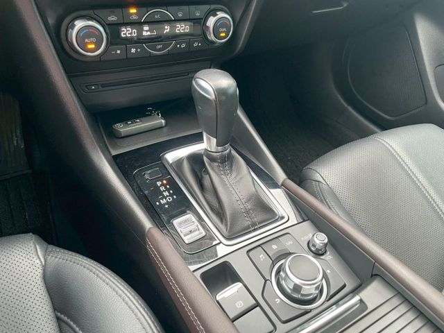 尊榮安全版/LED頭燈日行燈/抬頭顯示/雙區恆溫/18吋圈/前行煞車輔助/電子手煞/車道偏移警示/盲點/導航/藍芽/6安  第12張相片