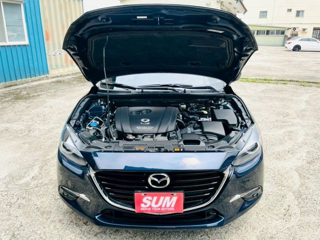 尊榮安全版/LED頭燈日行燈/抬頭顯示/雙區恆溫/18吋圈/前行煞車輔助/電子手煞/車道偏移警示/盲點/導航/藍芽/6安  第20張相片