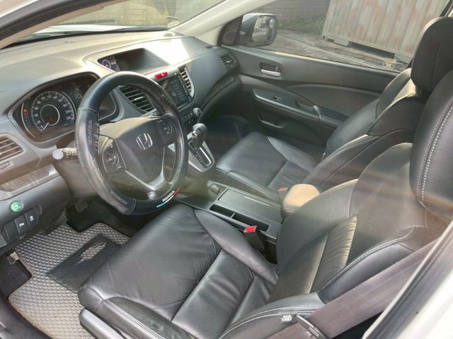 2WD頂規/天窗/HID頭燈/換檔撥片/定速巡航/天窗/雙區恆溫/循跡防滑/藍芽/導航/胎壓偵測/後座出風口  第5張相片