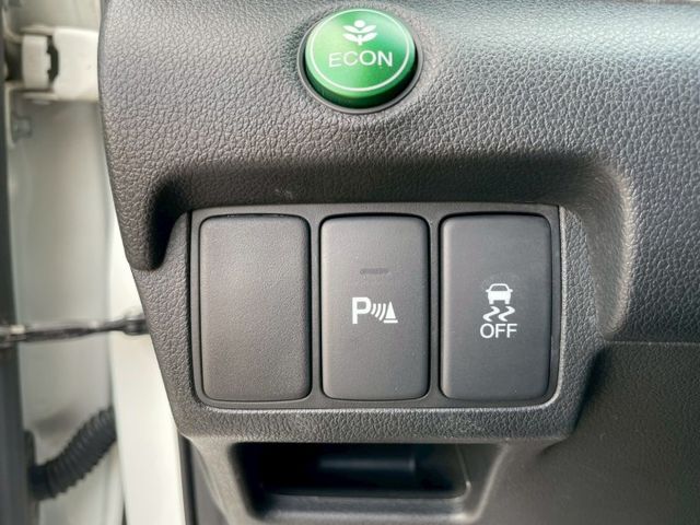 2WD頂規/天窗/HID頭燈/換檔撥片/定速巡航/天窗/雙區恆溫/循跡防滑/藍芽/導航/胎壓偵測/後座出風口  第6張相片