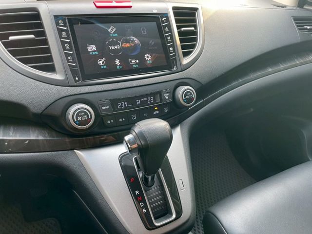 2WD頂規/天窗/HID頭燈/換檔撥片/定速巡航/天窗/雙區恆溫/循跡防滑/藍芽/導航/胎壓偵測/後座出風口  第11張相片