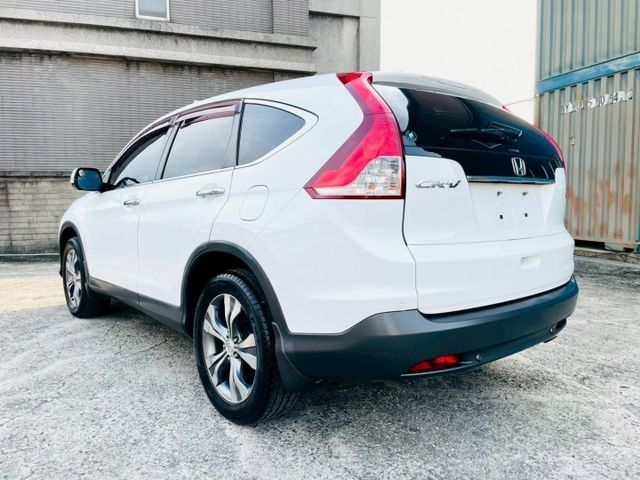 2WD頂規/天窗/HID頭燈/換檔撥片/定速巡航/天窗/雙區恆溫/循跡防滑/藍芽/導航/胎壓偵測/後座出風口  第15張相片