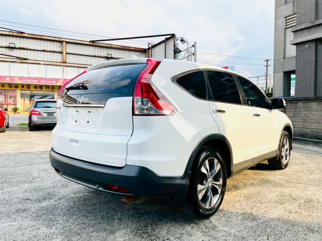 2WD頂規/天窗/HID頭燈/換檔撥片/定速巡航/天窗/雙區恆溫/循跡防滑/藍芽/導航/胎壓偵測/後座出風口  第17張相片