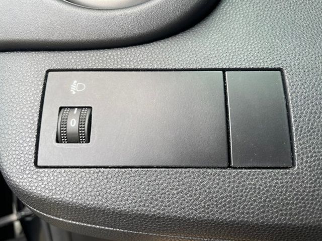 質感五門掀背小車/頂級型/方向盤快控鍵/恆溫/電收折後視/頭燈水平調整/ISOFIX/倒車顯影  第7張相片