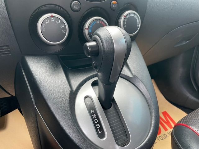 質感五門掀背小車/頂級型/方向盤快控鍵/恆溫/電收折後視/頭燈水平調整/ISOFIX/倒車顯影  第11張相片