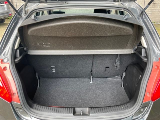 質感五門掀背小車/頂級型/方向盤快控鍵/恆溫/電收折後視/頭燈水平調整/ISOFIX/倒車顯影  第16張相片