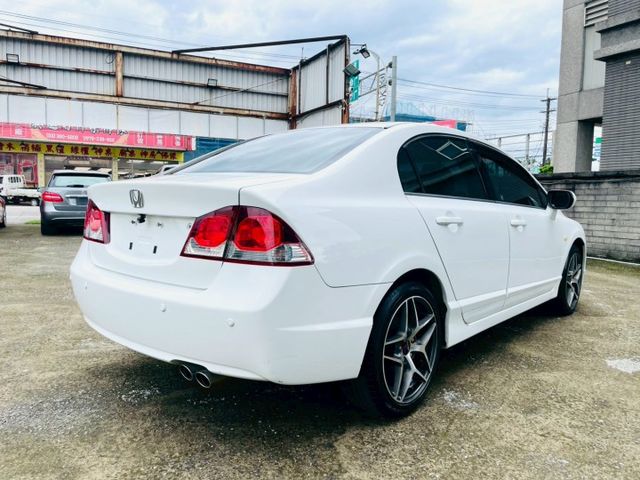 超帥氣優質代步車/小改款黑內裝/定速巡航/方向盤快控鍵/藍芽/導航/倒車顯影/恆溫/頭燈水平調整  第16張相片