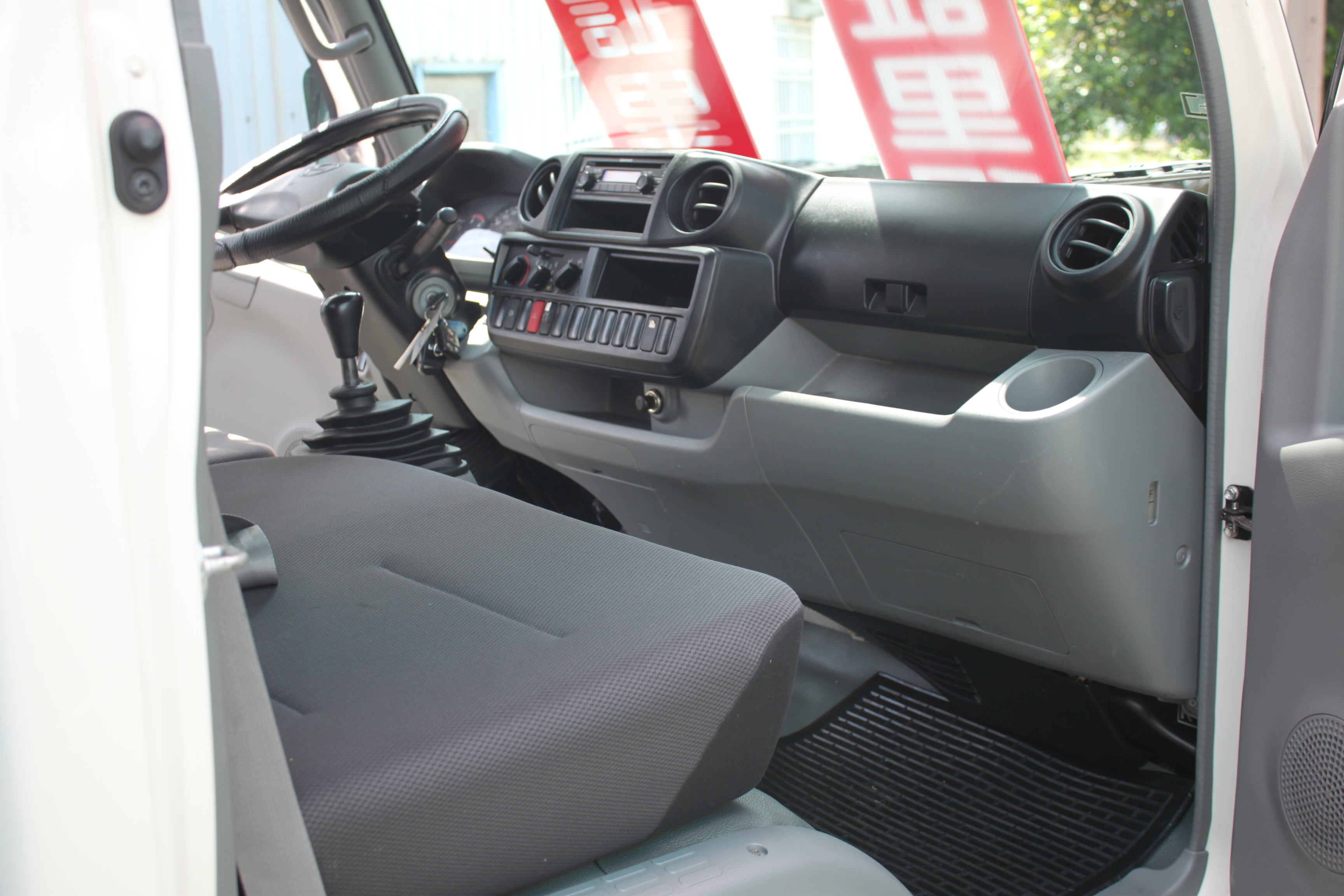 Hino11尺半加長型 稀有加高高頂+特殊訂製斗 保證里程實跑9萬多  原版件  第11張相片