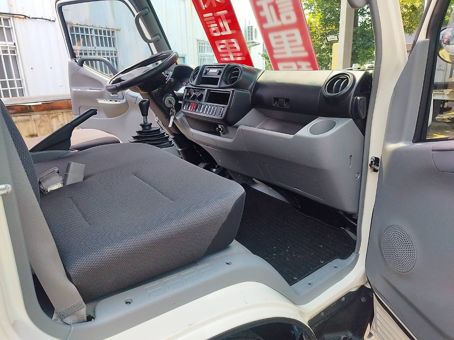 2018Hino 11尺半加長型貨車  保證里程 里程實10萬9 原漆原版件原廠保養  第15張相片