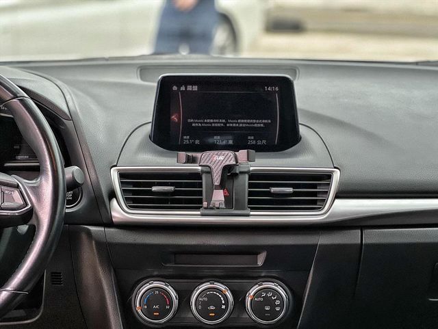 2016 MAZDA 3 5D  第4張相片