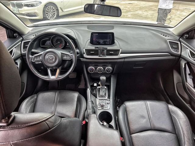 2016 MAZDA 3 5D  第5張相片