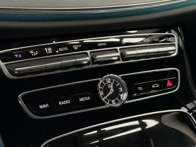 正18年W213 - 新世代方向盤/車道偏移/LED頭尾燈/Carplay/環艙氣氛燈/雙前座電動椅/電動尾門  第14張相片
