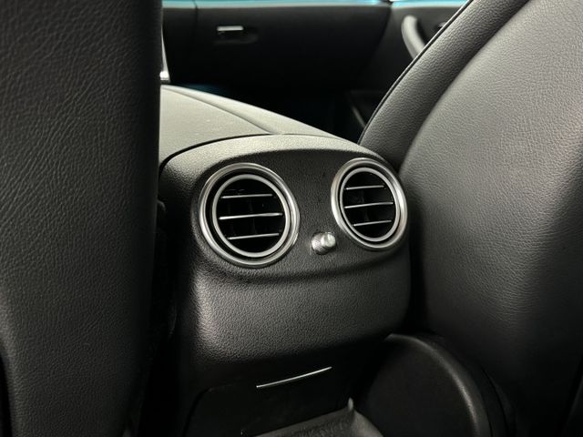 正18年W213 - 新世代方向盤/車道偏移/LED頭尾燈/Carplay/環艙氣氛燈/雙前座電動椅/電動尾門  第16張相片
