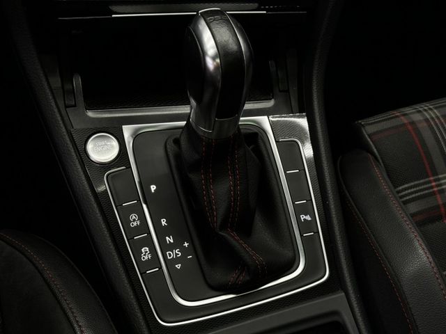 16/17年式 GTI MK7 2.0T - 220hp/天窗/免鑰匙摸門/LEYO鋁合金撥片/Carplay/雙區恆溫  第14張相片
