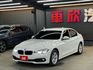 16/17年式 F30 318i 1.5T - LED頭尾燈/記憶電動椅/定速/雙區恆溫/後座出風口/好開省油/低稅金  第1張縮圖