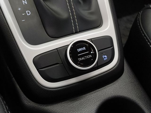 正23年 頂規GLC版 懷特黑 1.6L - 免鑰匙啟動/摸門解鎖/360環景/Carplay/盲點偵測/電子後視鏡  第11張相片