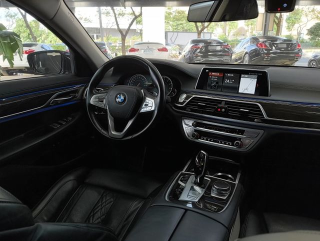 正18年 730i Luxury 2.0T - 5AT/360環景/四區恆溫/電動天窗/LED頭尾燈/14向通風電熱椅  第9張相片
