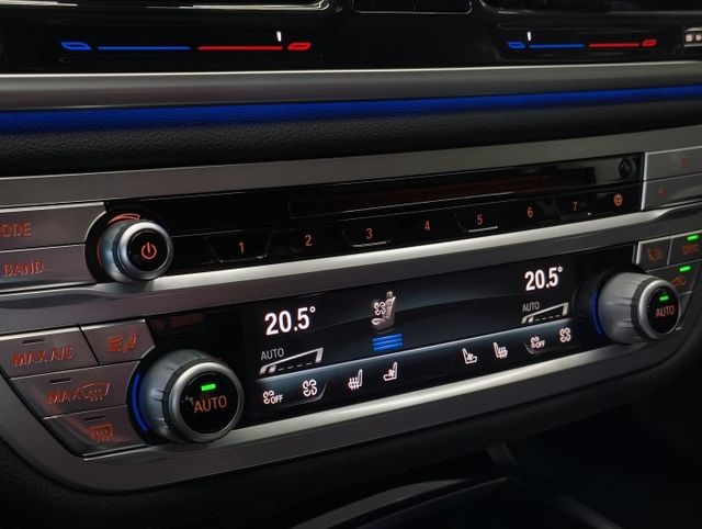 正18年 730i Luxury 2.0T - 5AT/360環景/四區恆溫/電動天窗/LED頭尾燈/14向通風電熱椅  第14張相片