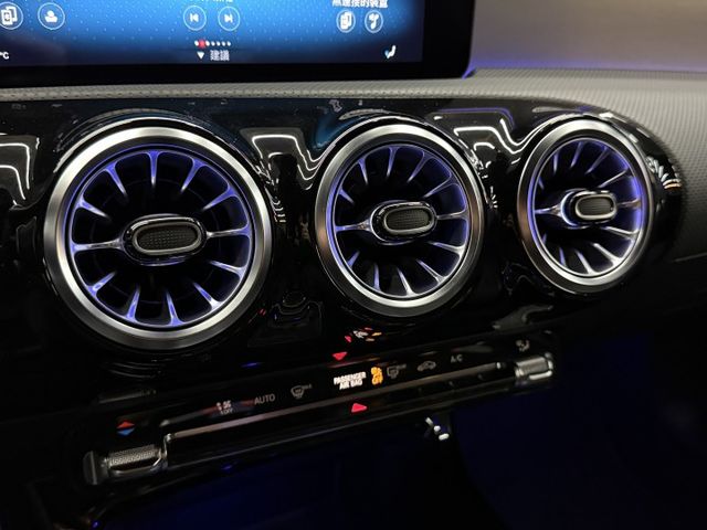 2022/23年式 A180 運動版 1.3T - ACC跟車/雙液晶螢幕/360環景/keyless go/環艙氣氛燈  第14張相片