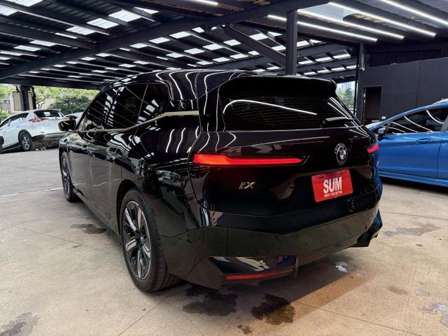 2022/23年式 iX xDrive40 旗艦版 - 四傳/HK音響/電控玻璃車頂/水晶排檔頭/智慧跟車/環景/按摩椅  第3張相片