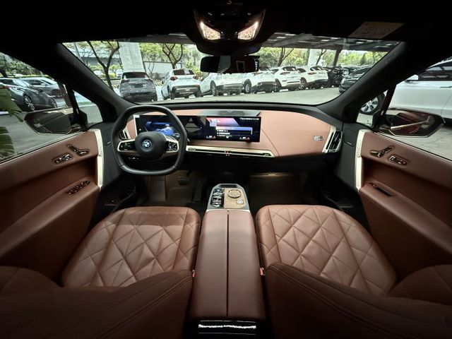2022/23年式 iX xDrive40 旗艦版 - 四傳/HK音響/電控玻璃車頂/水晶排檔頭/智慧跟車/環景/按摩椅  第10張相片
