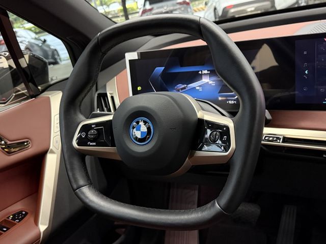 2022/23年式 iX xDrive40 旗艦版 - 四傳/HK音響/電控玻璃車頂/水晶排檔頭/智慧跟車/環景/按摩椅  第11張相片