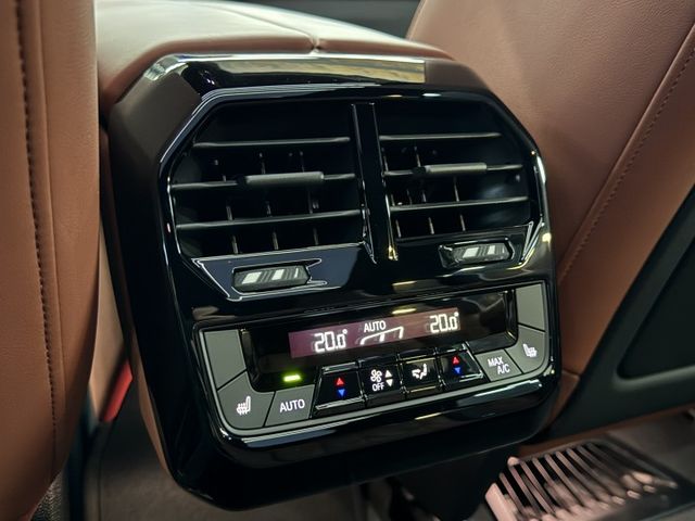2022/23年式 iX xDrive40 旗艦版 - 四傳/HK音響/電控玻璃車頂/水晶排檔頭/智慧跟車/環景/按摩椅  第17張相片