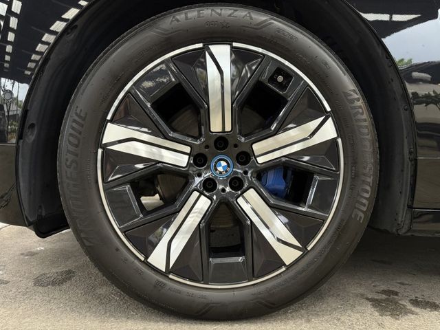 2022/23年式 iX xDrive40 旗艦版 - 四傳/HK音響/電控玻璃車頂/水晶排檔頭/智慧跟車/環景/按摩椅  第19張相片