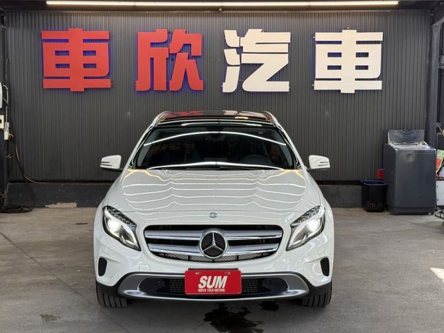 正16年 GLA200 1.6T 僅跑4萬 - 全景天窗/電動尾門/雙記憶座椅/定速/免鑰匙啟動/倒車顯影/HID頭燈  第2張相片