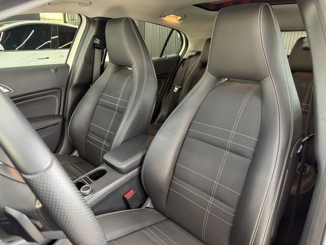 正16年 GLA200 1.6T 僅跑4萬 - 全景天窗/電動尾門/雙記憶座椅/定速/免鑰匙啟動/倒車顯影/HID頭燈  第7張相片